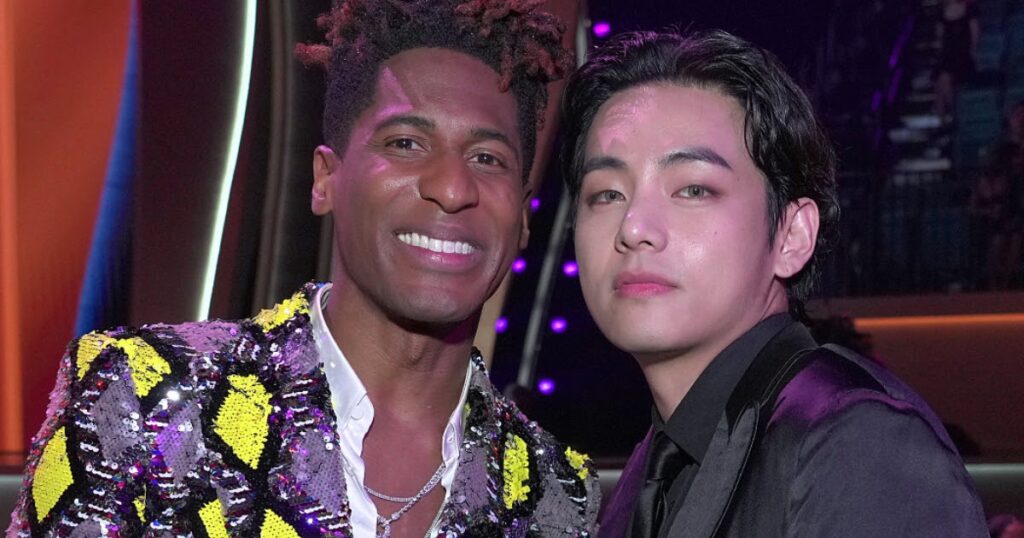 Jon Batiste e Kim Taehyung (Foto: Reprodução)