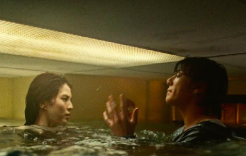 Han So Hee e Jungkook no clipe de 'Seven' (Foto: Reprodução)