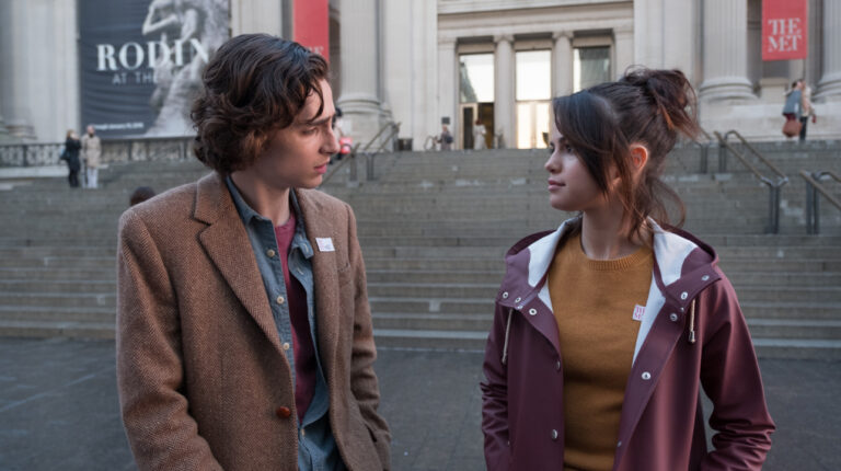 Timothée Chalamet e Selena Gomez em 'Um Dia de Chuva em Nova York' (Foto: Reprodução)