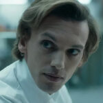 Jamie Campbell Bower (Foto: Reprodução/Netflix)