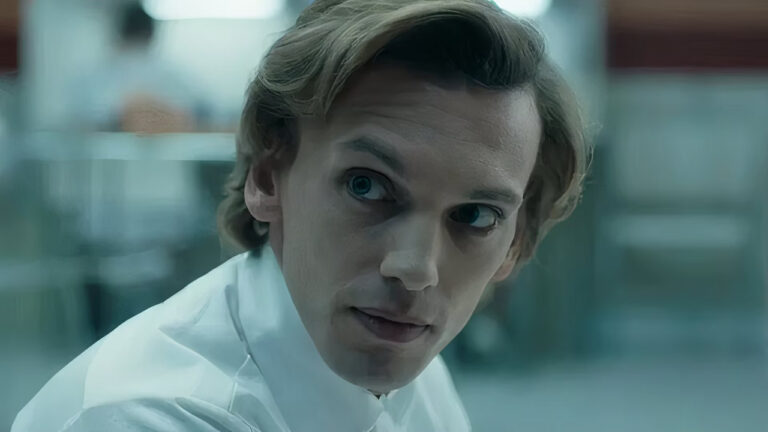 Jamie Campbell Bower (Foto: Reprodução/Netflix)